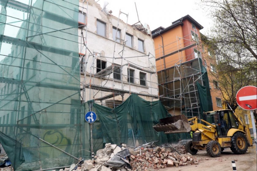 СДВР: Фасада на стара сграда в София се разрушава по план