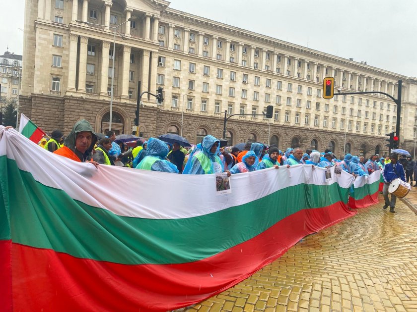 Пътни строители блокират страната