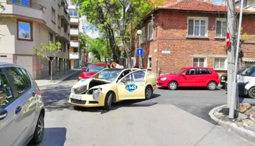 Брутално: Шофьорка помля такси с малко дете в Пловдив