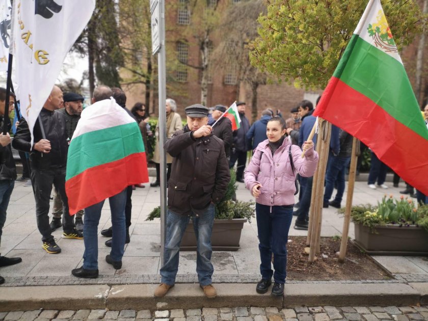 Започна протестът пред Столична община, който е срещу повторното разглеждане