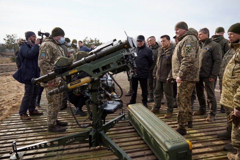 Съединените щати увеличават военната помощ за Украйна, съобщава Ройтерс, като