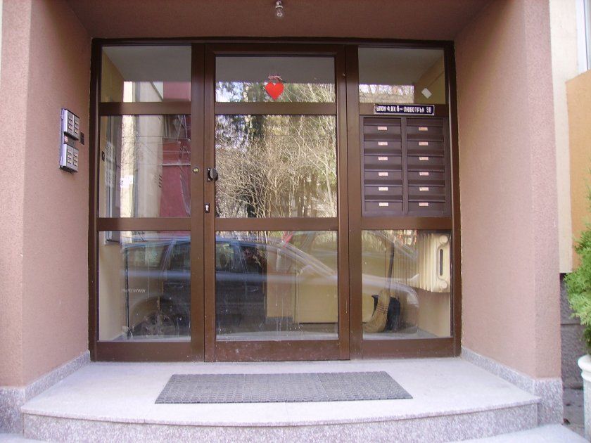 Откраднаха входна врата на блок в Лом, полицията я откри