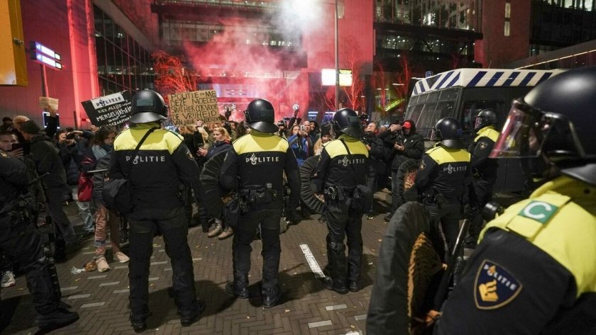 Полицията в центъра на френската столица Париж в неделя вечерта