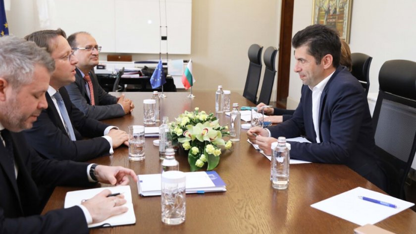 Министър-председателят Кирил Петков проведе среща с европейския комисар по съседство