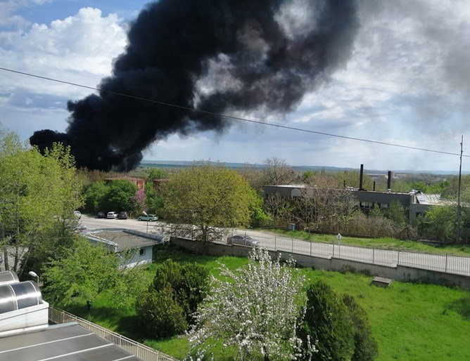 Пожар пламна в завод за химикали в Горна Оряховица