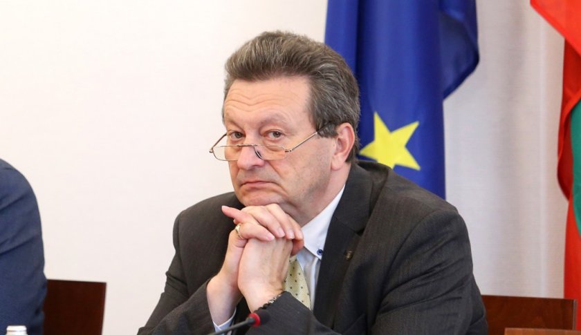 Таско Ерменков е енергиен експерт и политик от БСП. Пред
