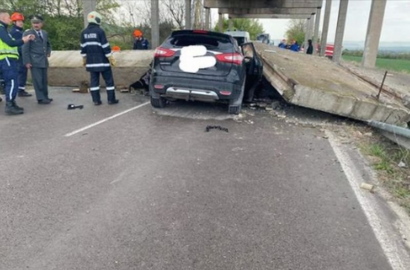 Двама души са затиснати в автомобила си от подпорна колона