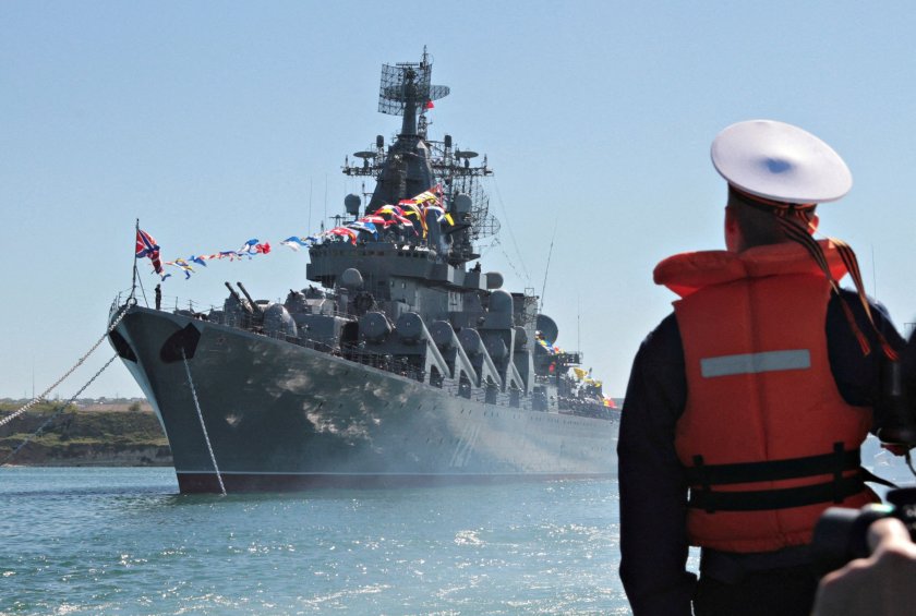 Украйна съобщи, че е потопила два руски военни кораба в