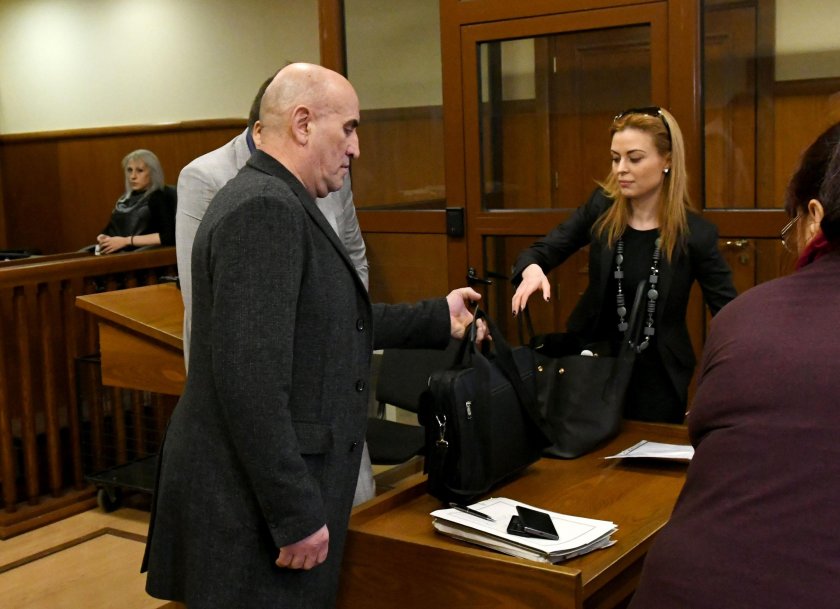 Нова измама: Ценко Чоков и жена му присвоили ниви на мъртъвци
