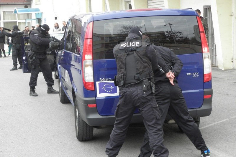 Полицаи нахлуха в дома на 26-годишен криминално проявен от Приморско