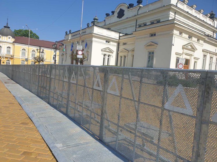Двойна ограда пред парламента за двойния протест днес (СНИМКИ)