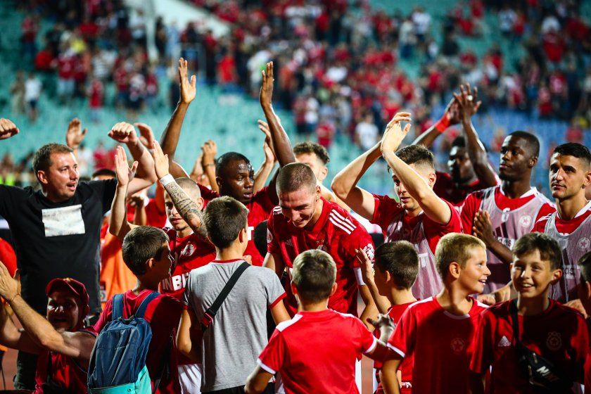 Разтърсван от проблеми и раздори, с опити да бъде съсипан