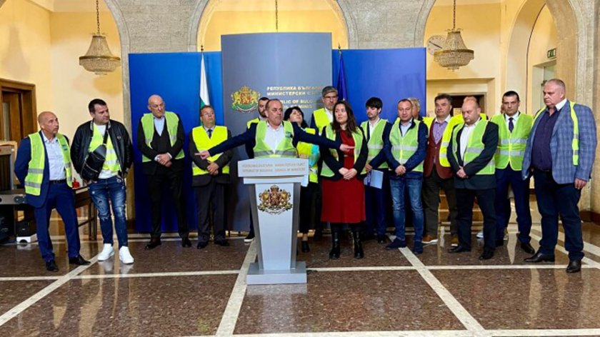 Превозвачите ще продължат протестите. Това обявиха самите те след среща