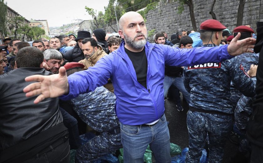 Полицията в арменската столица задържа 180 души които бяха блокирали