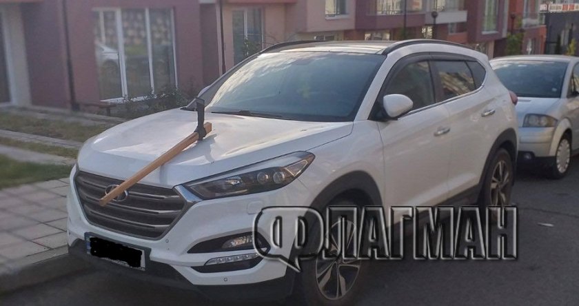 Забиха кирка в колата на украинска майка с деца в жк „Меден рудник“