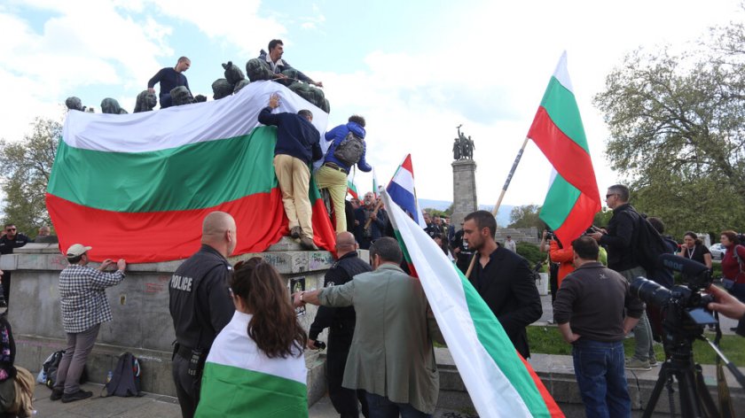 Отново имаше сблъсъци край Паметника на Съветската армия в столицата.В