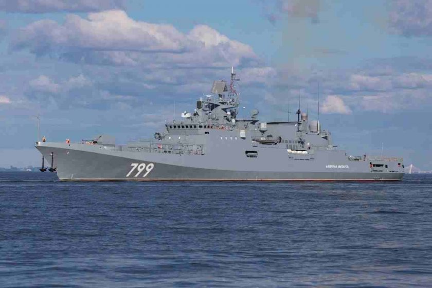 Руска бойна фрегата гори край Змийския остров, съобщиха украински медии.