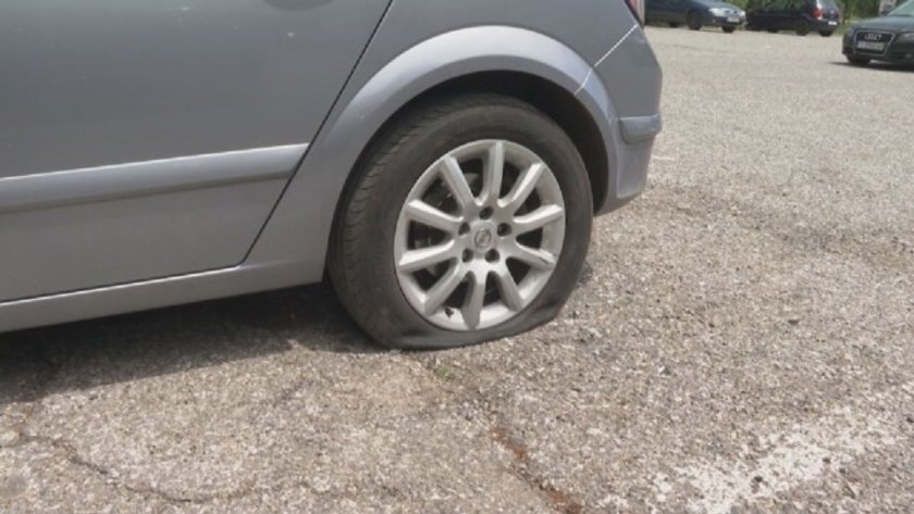 Десетки автомобили в Ямбол осъмнаха с нарязани гуми. Потърпевши са