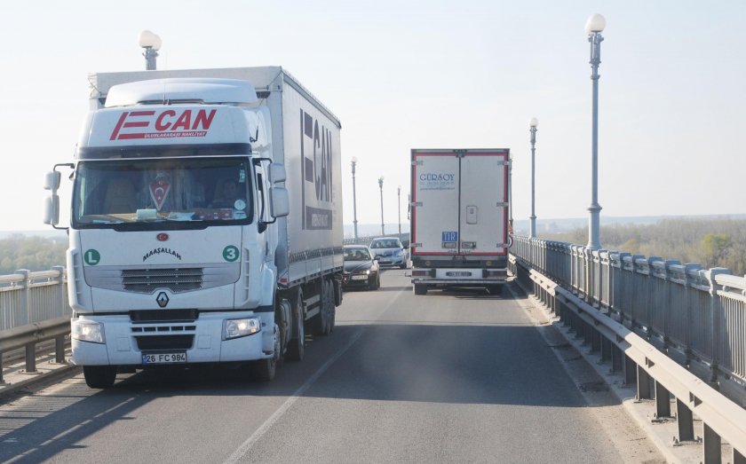 Турски тираджия преби шофьор с метална тръба на магистрала "Европа"