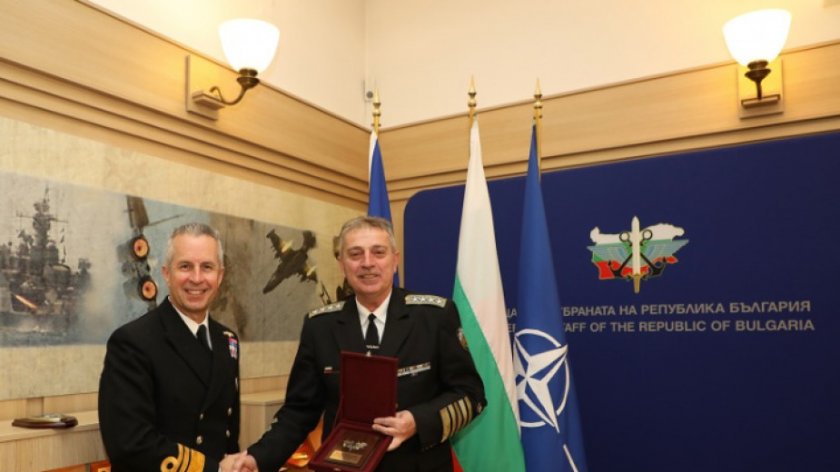 Началникът на отбраната адмирал Емил Ефтимов и заместник-министърът на отбраната