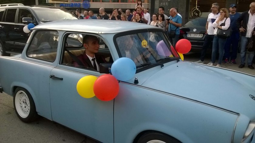 Абитуриенти ще тръгнат това лято на бала си с ретро