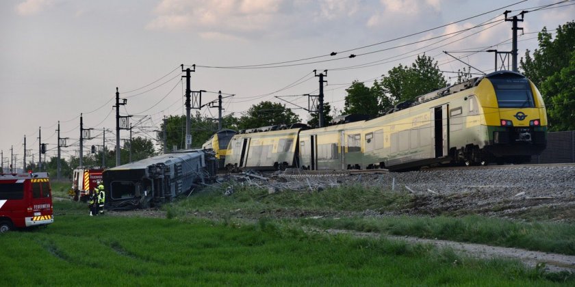 Пътнически влак дерайлира южно от Виена, има загинал и ранени