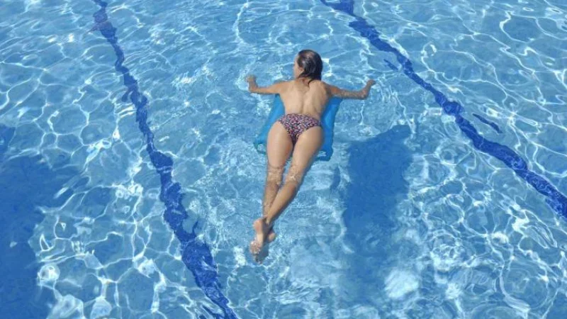Ужас! Разрешиха на германките да плуват без горнище на бански в басейните
