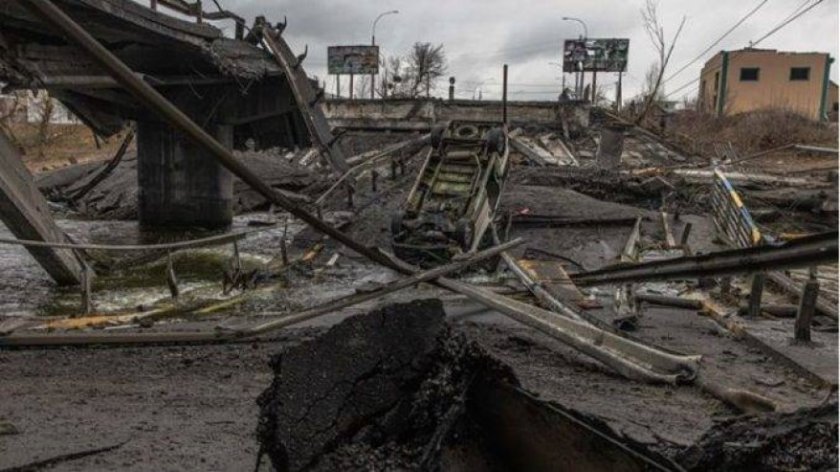 Най-малко 60 души са загинали при бомбардировки в училище в Украйна