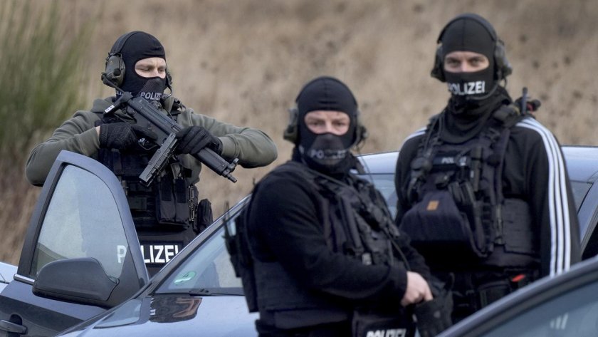 Полицейски служители в Есен (провинция Северен Рейн-Вестфалия) в Западна Германия