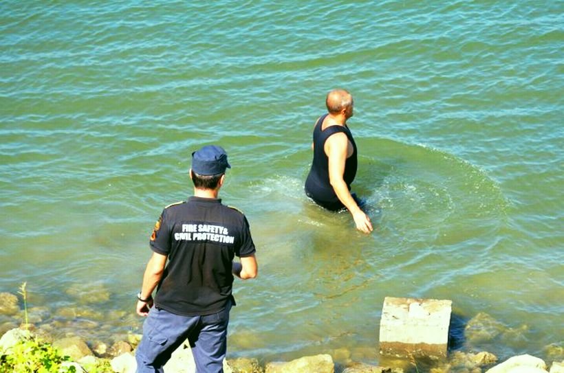 Удавник изплува от водите на Дунав на брега край Козлодуй.