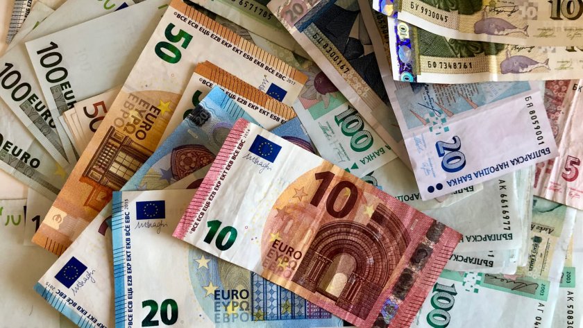 Еврото е най-евтино към долара от 2016г. насам