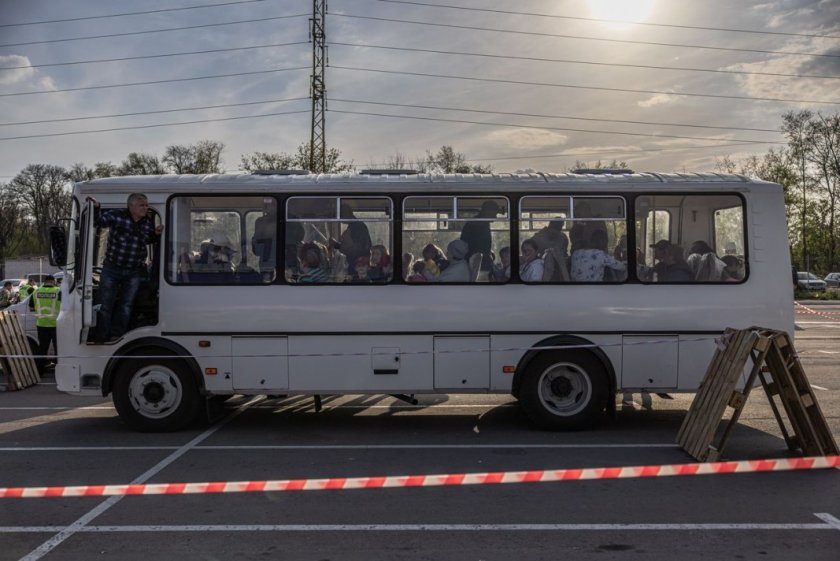 Евакуираха всички цивилни от завода "Азовстал" в Мариупол