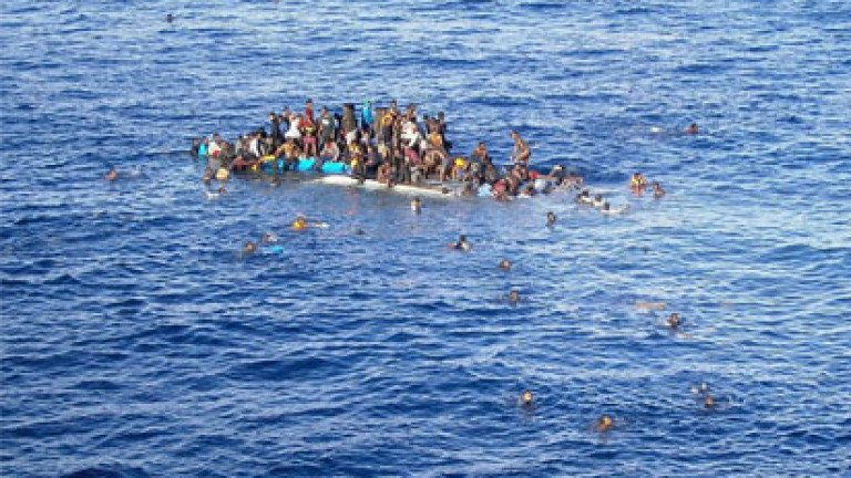 Двадесет и осем мигранти са в неизвестност, след като лодката