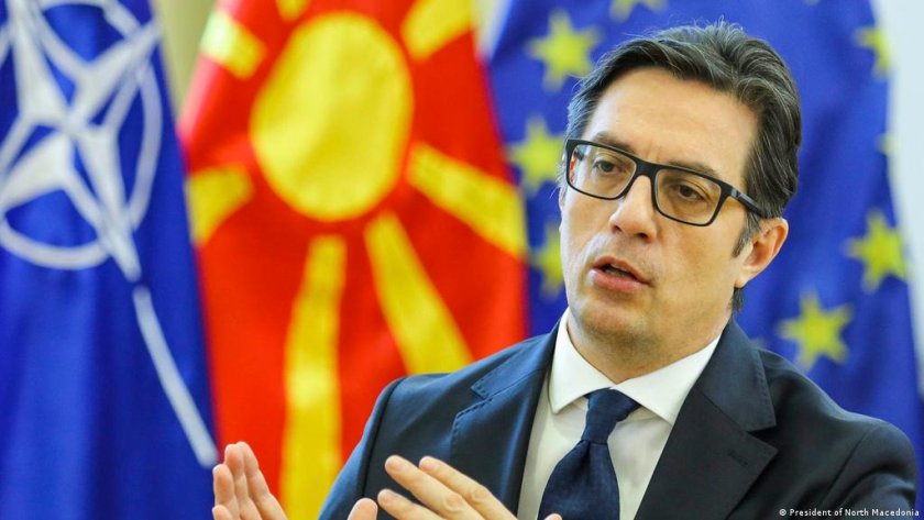 Македонският президент пак извива ръцете на България