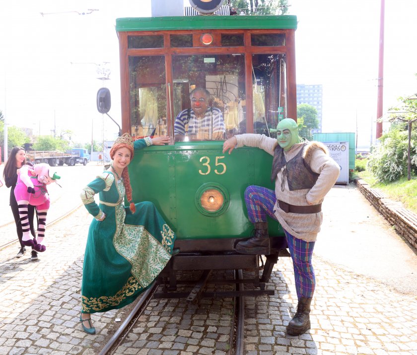 Шрек и Фиона от Софийската опера се возиха на ретро трамвай (СНИМКИ)