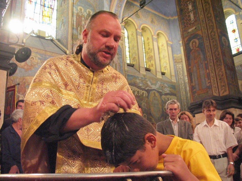Отец Боян Саръев кръсти деца от Украйна