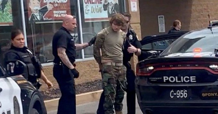 Осемнадесетгодишен бял мъж, облечен във военни дрехи и предаващ пряко