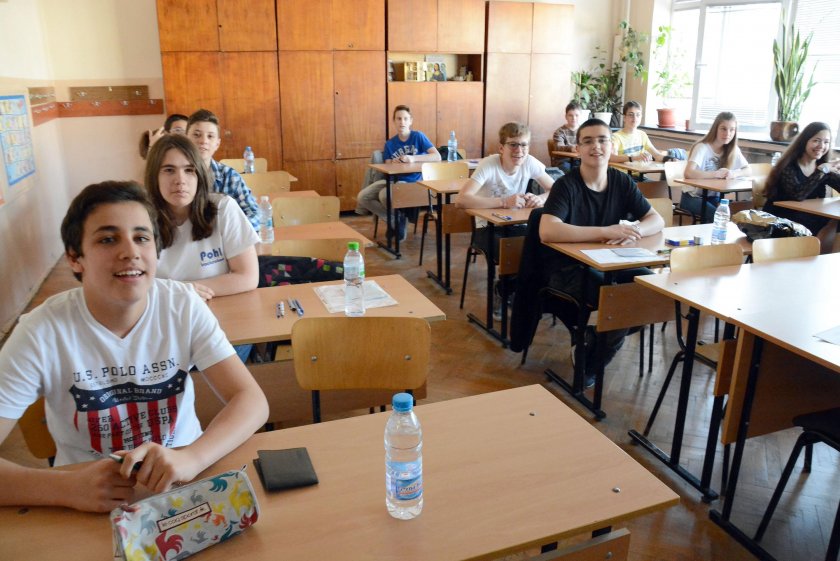Спипаха зрелостник с мобилен телефон на матурата в Пловдив