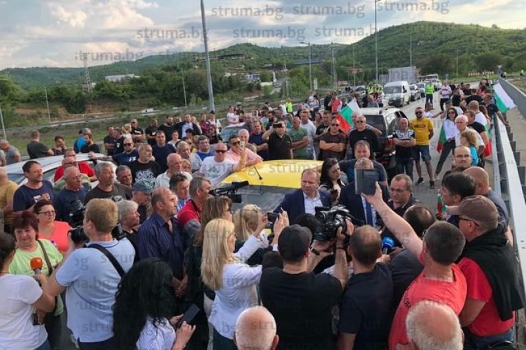 Протест заради затворения мост при Покровник блокира "Струма"