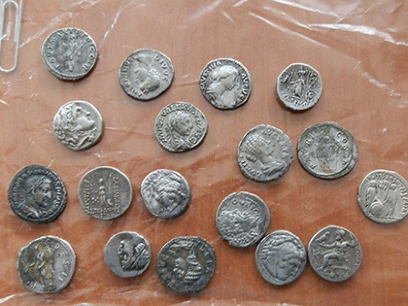 Старинни монети, други ценни предмети и наркотици са открити при