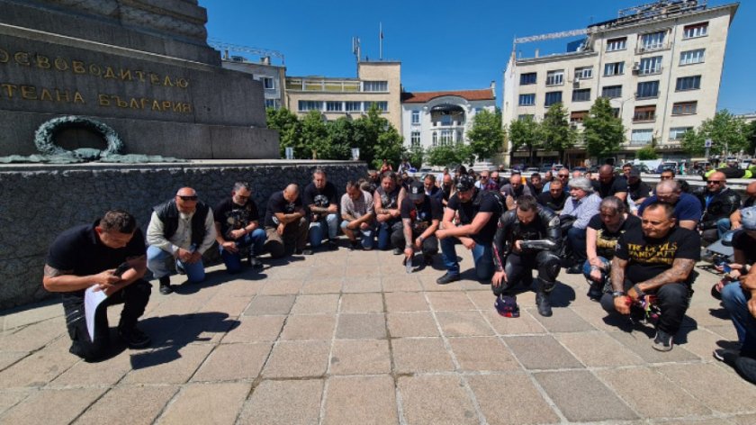 Мотористи се събраха на протест пред парламента