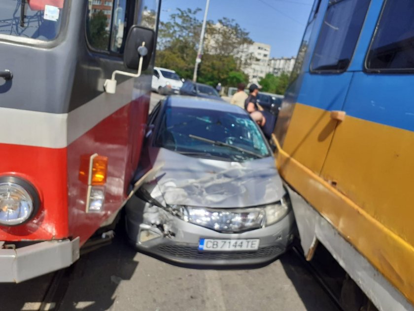 УНИКАЛНО! Гений се заби между два трамвая в София