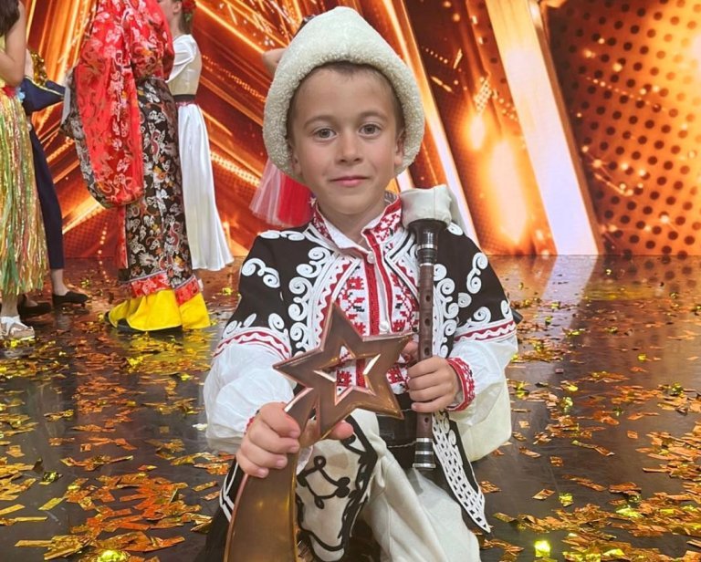 Стефан Иванов е големият победител в България търси талант. 6-годишният