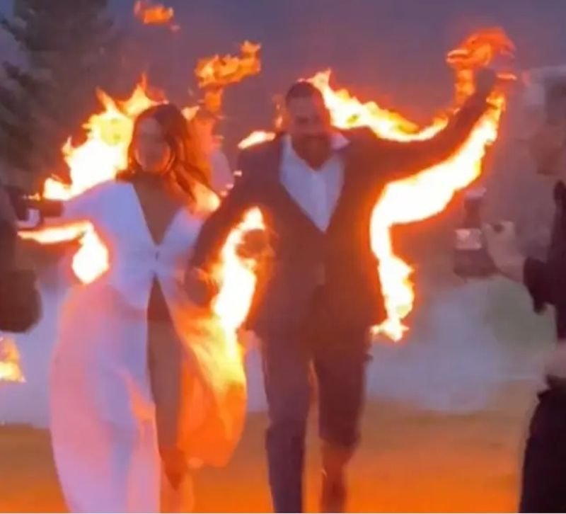 Менделсон под огън: Младоженци се самозапалиха на сватбата си (ВИДЕО)