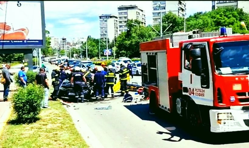 Мъж е ранен в катастрофа в София, режат колата да го извадят (ВИДЕО)