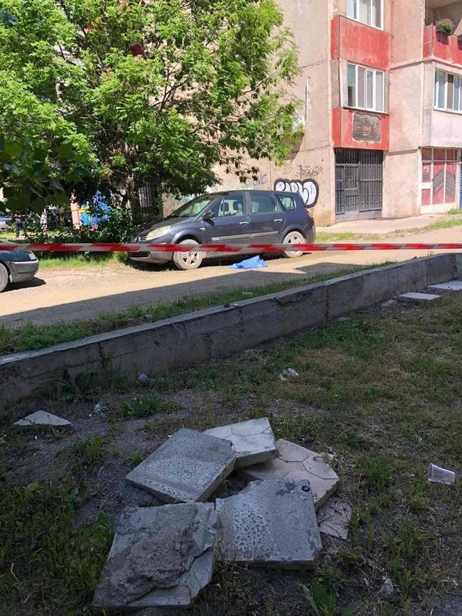 Отивах да изхвърля боклука от кафенето, в което работя. Тогава