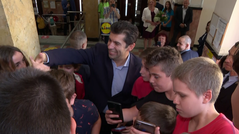 Премиерът Кирил Петков посрещна 24 май заедно с учениците от