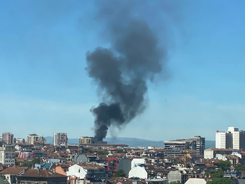 Пожар захапа стари вагони, композирани в близост до Централна гара