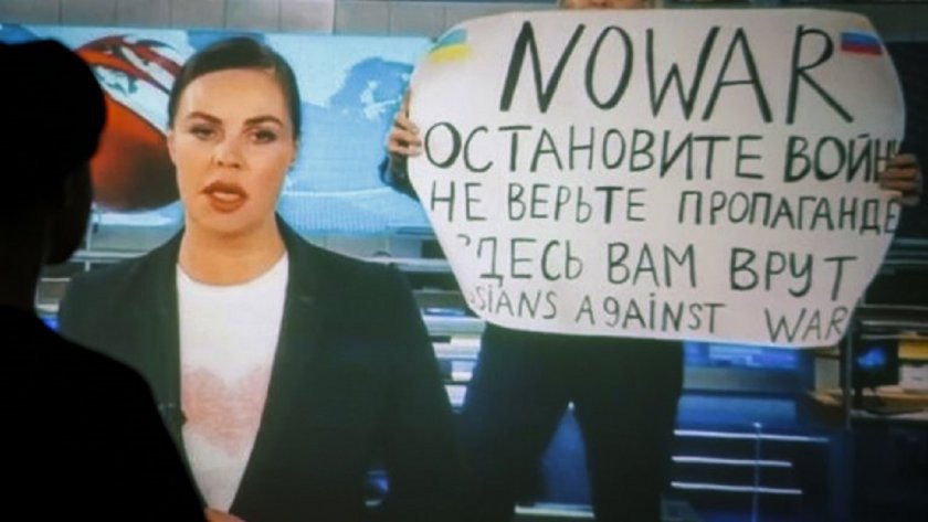 Бившата служителка на Първи канал Марина Овсянникова, която издигна антивоенен