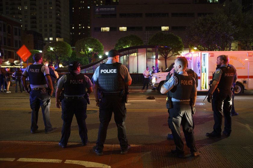 Двама убити и осем ранени при стрелба в Чикаго